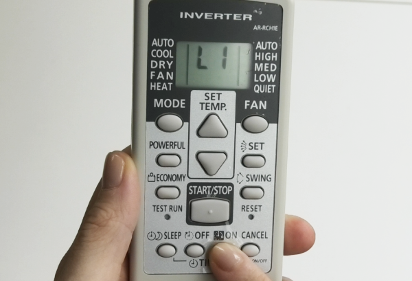 【Telecomando di tipo 2】  Sul display del telecomando verrà visualizzato [Ln].